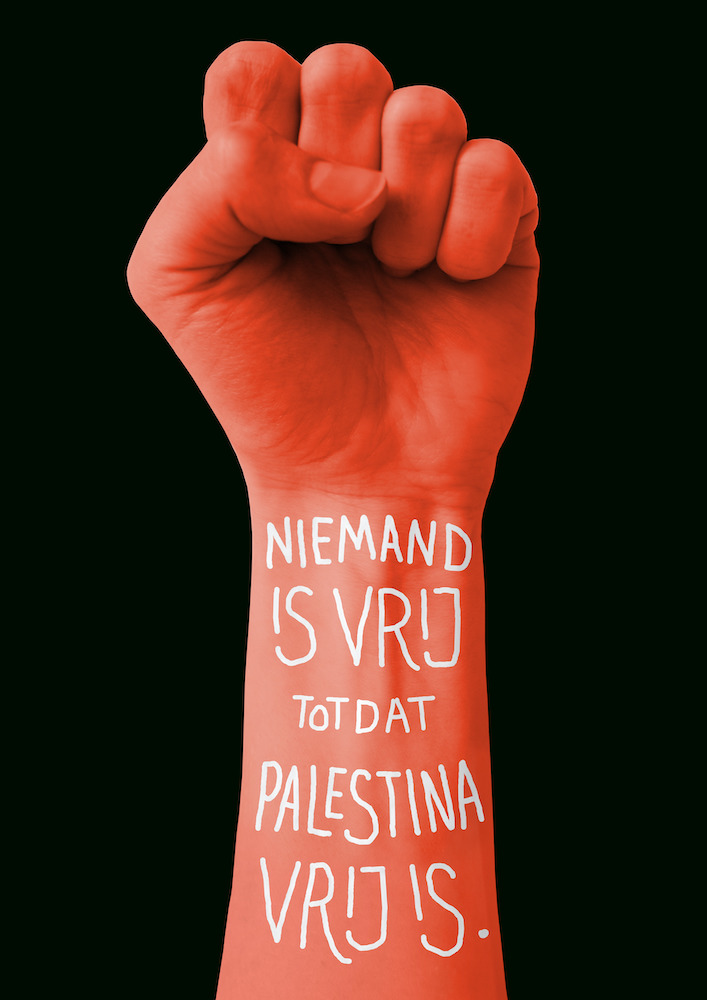 A red raised first against a dark green-black background. On the wrist and arm it's written in white letters (in Dutch): 'Niemand is vrij, totdat Palestina vrij is'