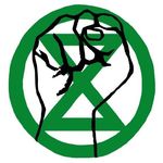 Logo van XR Justice Now!: een lijntekening van een geheven vuist, middenin een groen Extinction Rebellion-logo, te weten een schematische zandloper in een cirkel
